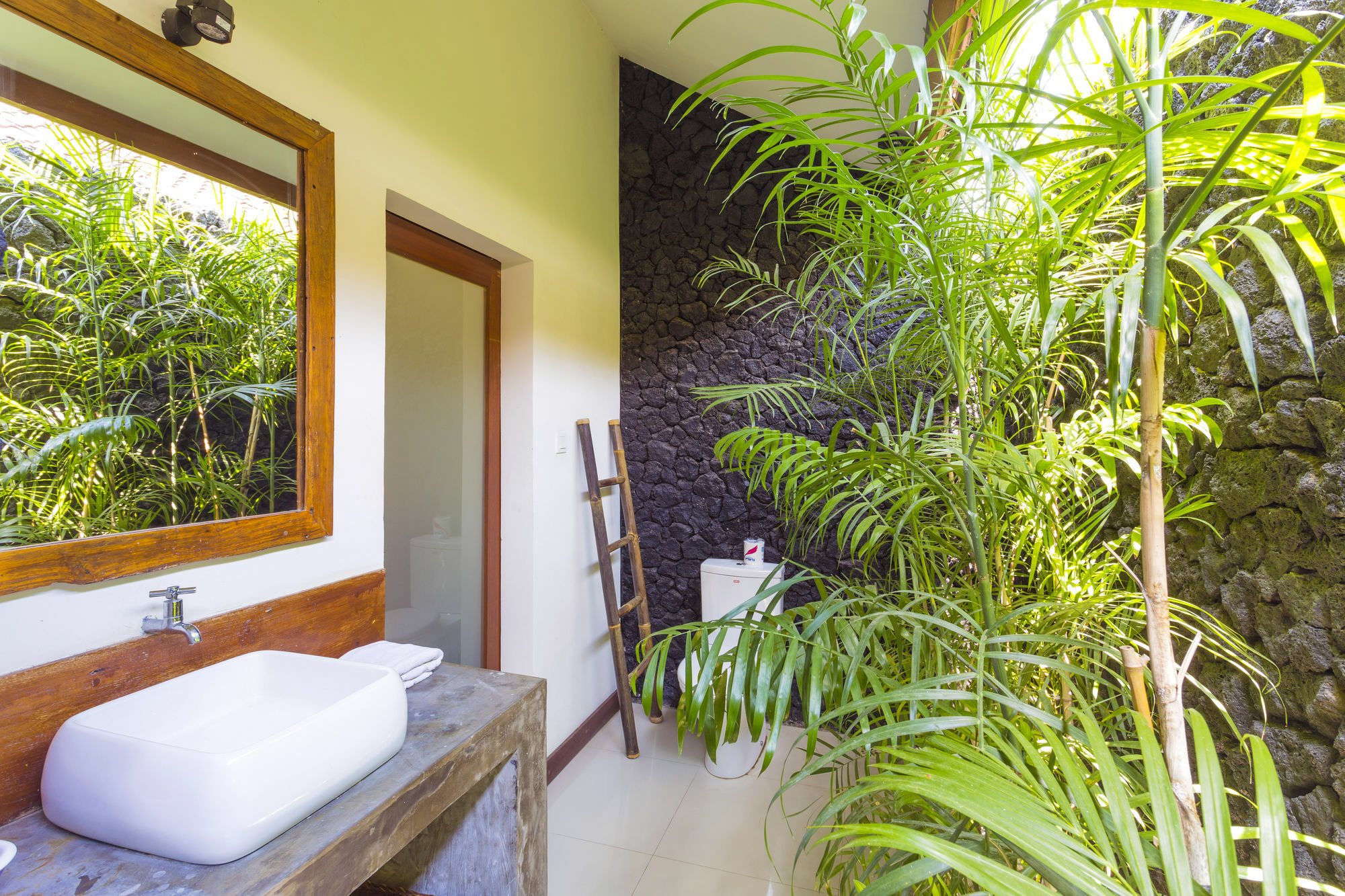 Big Brother Surf Inn Canggu Eksteriør billede