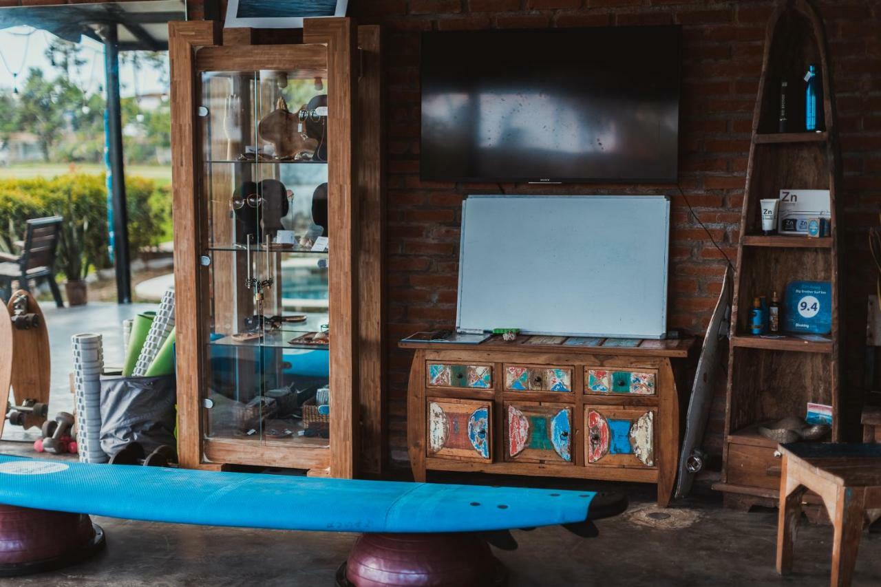 Big Brother Surf Inn Canggu Eksteriør billede